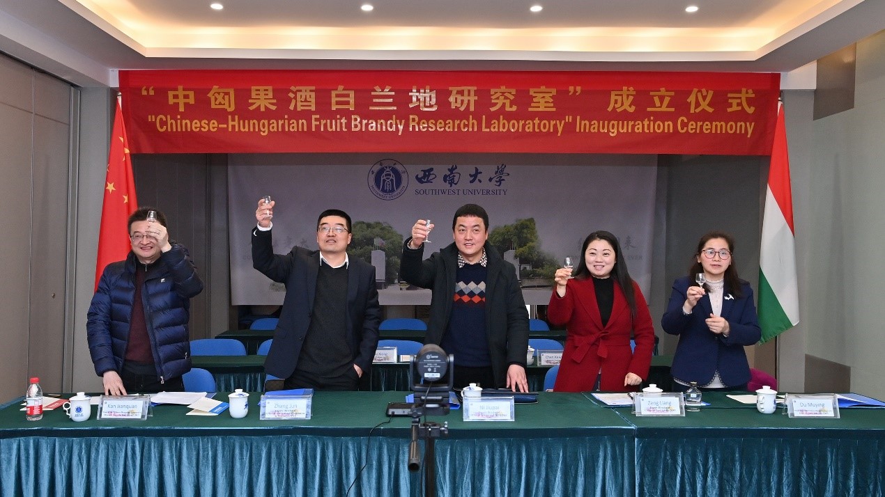 图6 品鉴中匈合作产品并举杯庆祝“中匈果酒白兰地研究室” 的成立.jpg