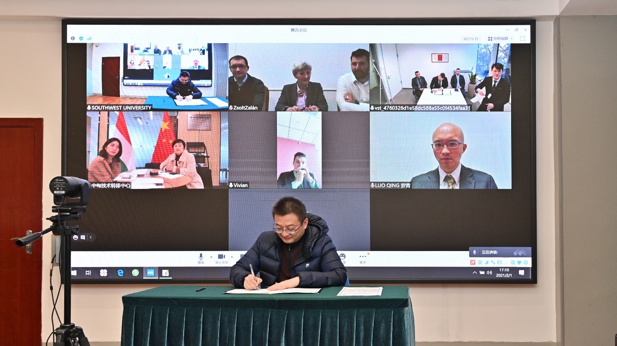 图3 在中匈两方政府官员见证下的签字仪式.jpg